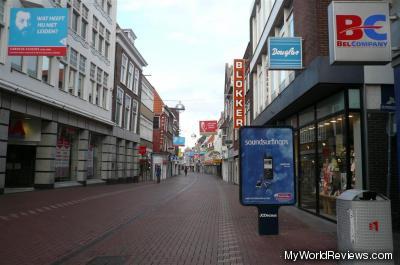 The main pedestrian street (Haarlemmerstraat)